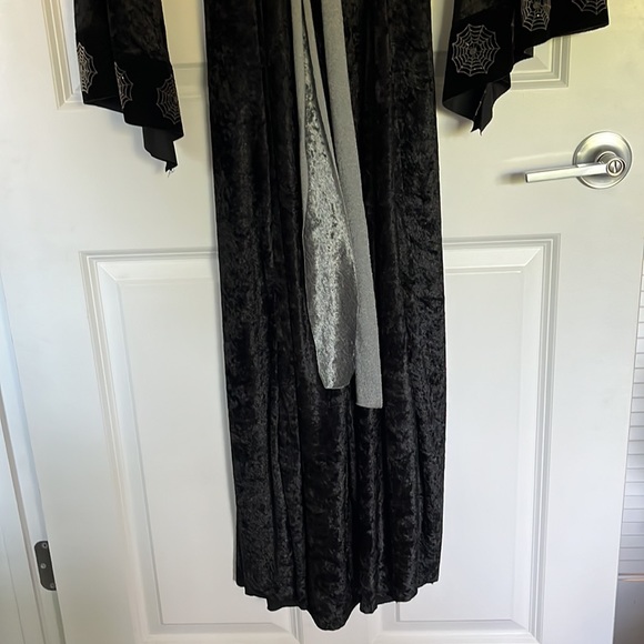 🕷️ WITCH CLOAK/COSTUME 💀 WOMEN’S MEDIUM 👻🎃VELVETY - Picture 14 of 15